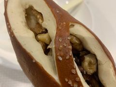 核桃红豆碱水-Dough&Joe团憩(瑞虹天地月亮湾店)