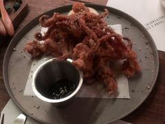 墨鱼汁辣酱配炸鱿鱼须-三秋舍·梦幻岛(小西路店)