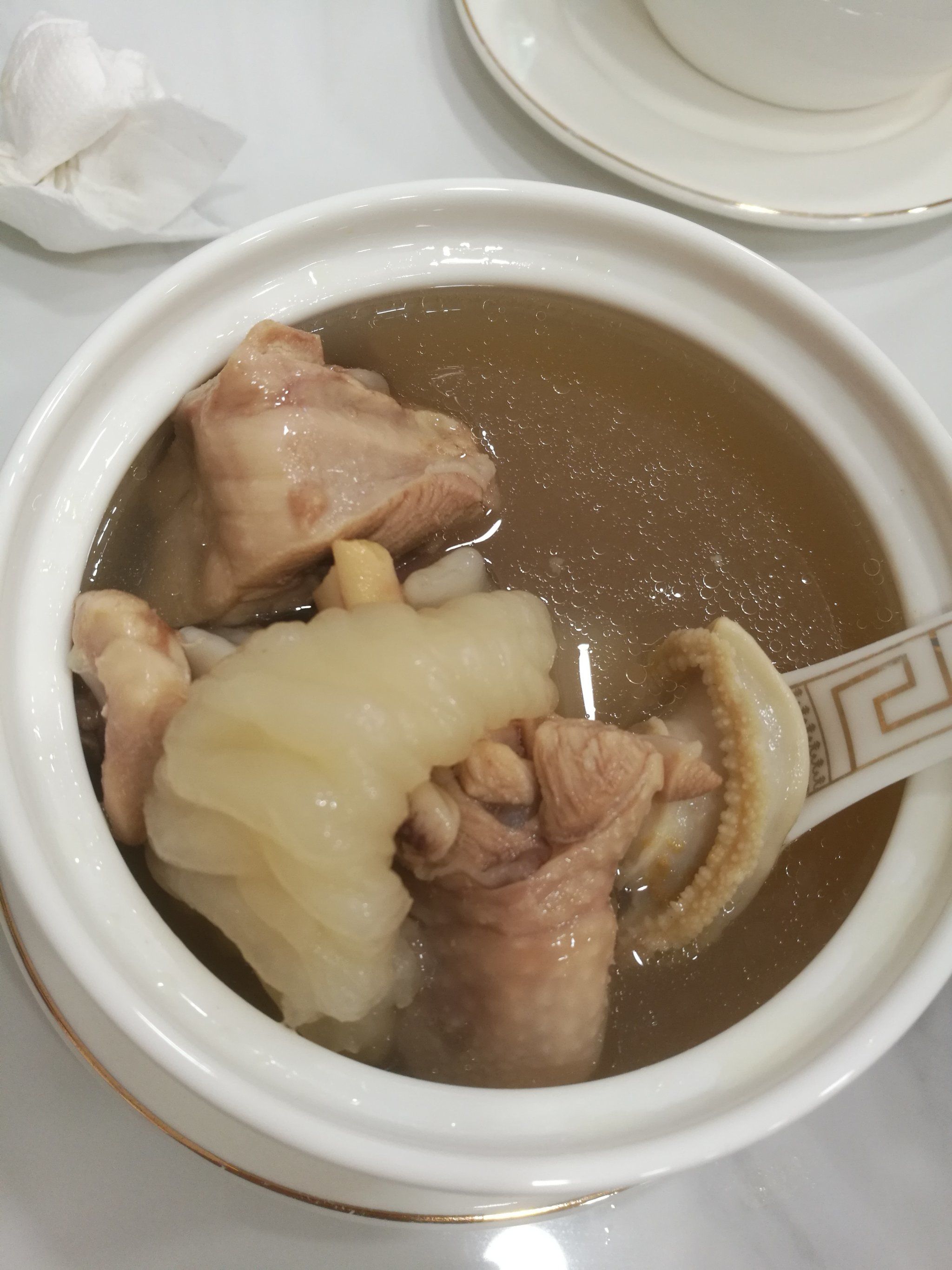 花胶炖鸡汤养颜又滋补是最适合女生喝的