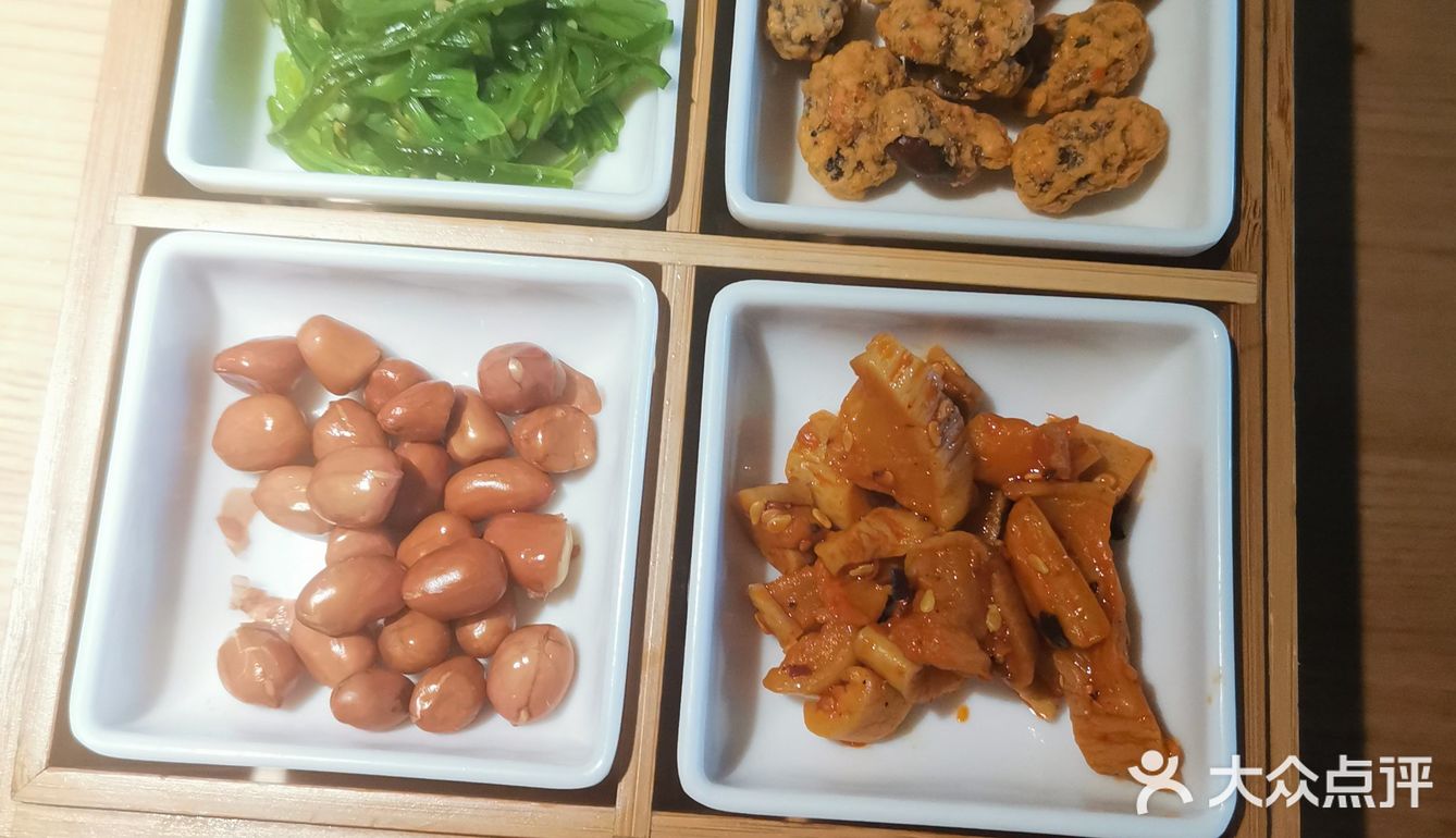 这次吃群光广场店。直升电梯至九楼，出来入目就是门店