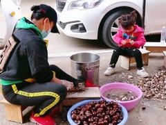 阿姨在洗马蹄-芋知己农家特色小吃(江南店)