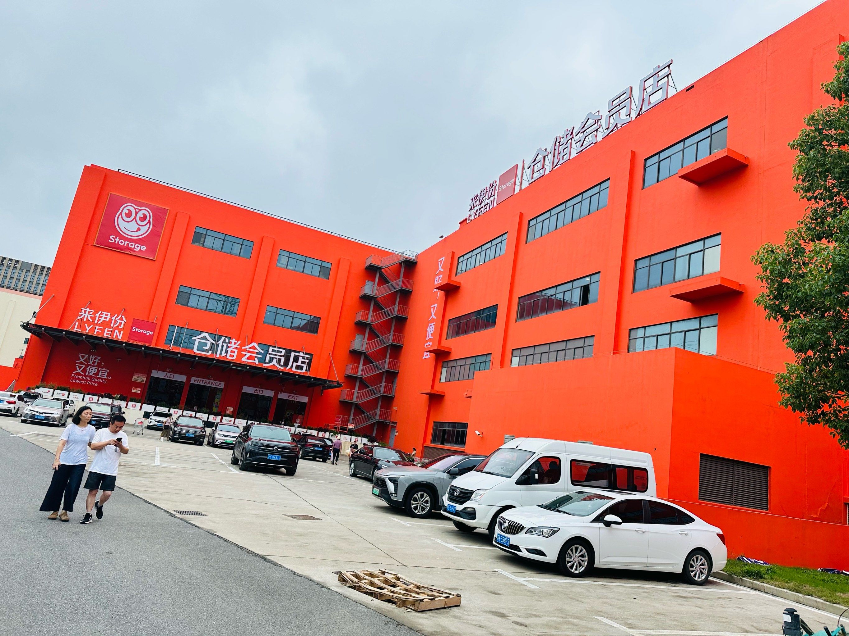 位置还是比较好找的,环境很好,都是红红的