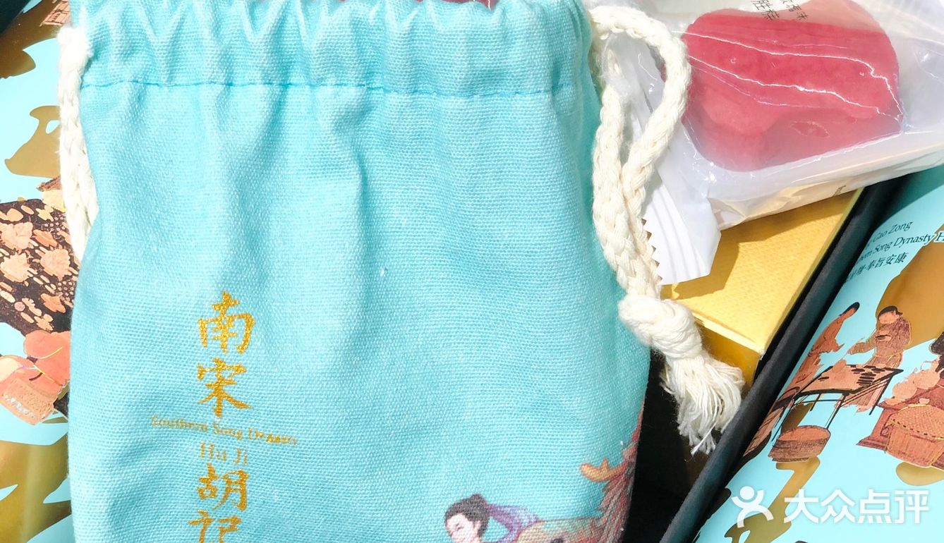 今年还有店里的特色糕点，绿豆糕和定胜糕