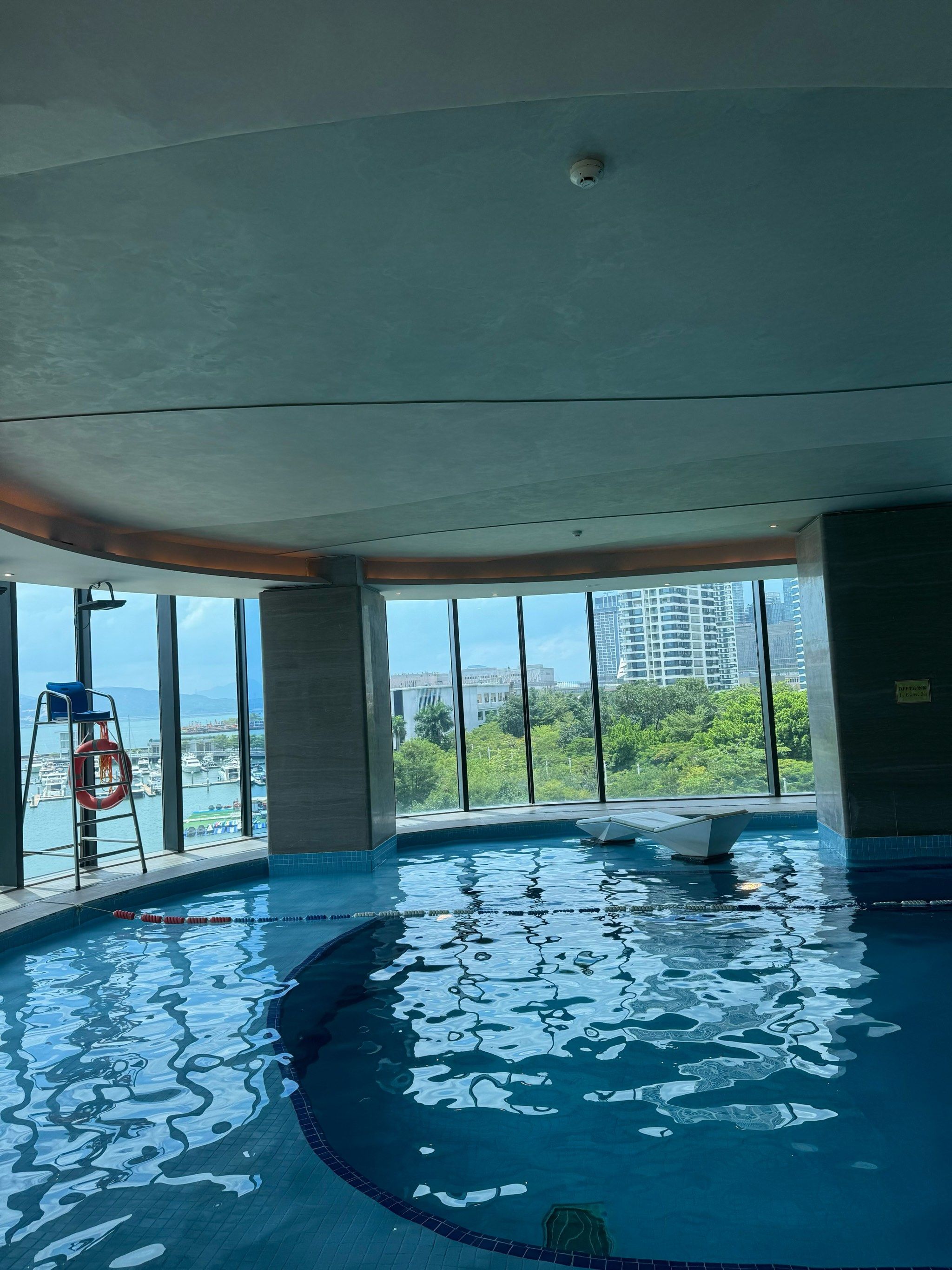 泳池美景尽收眼底