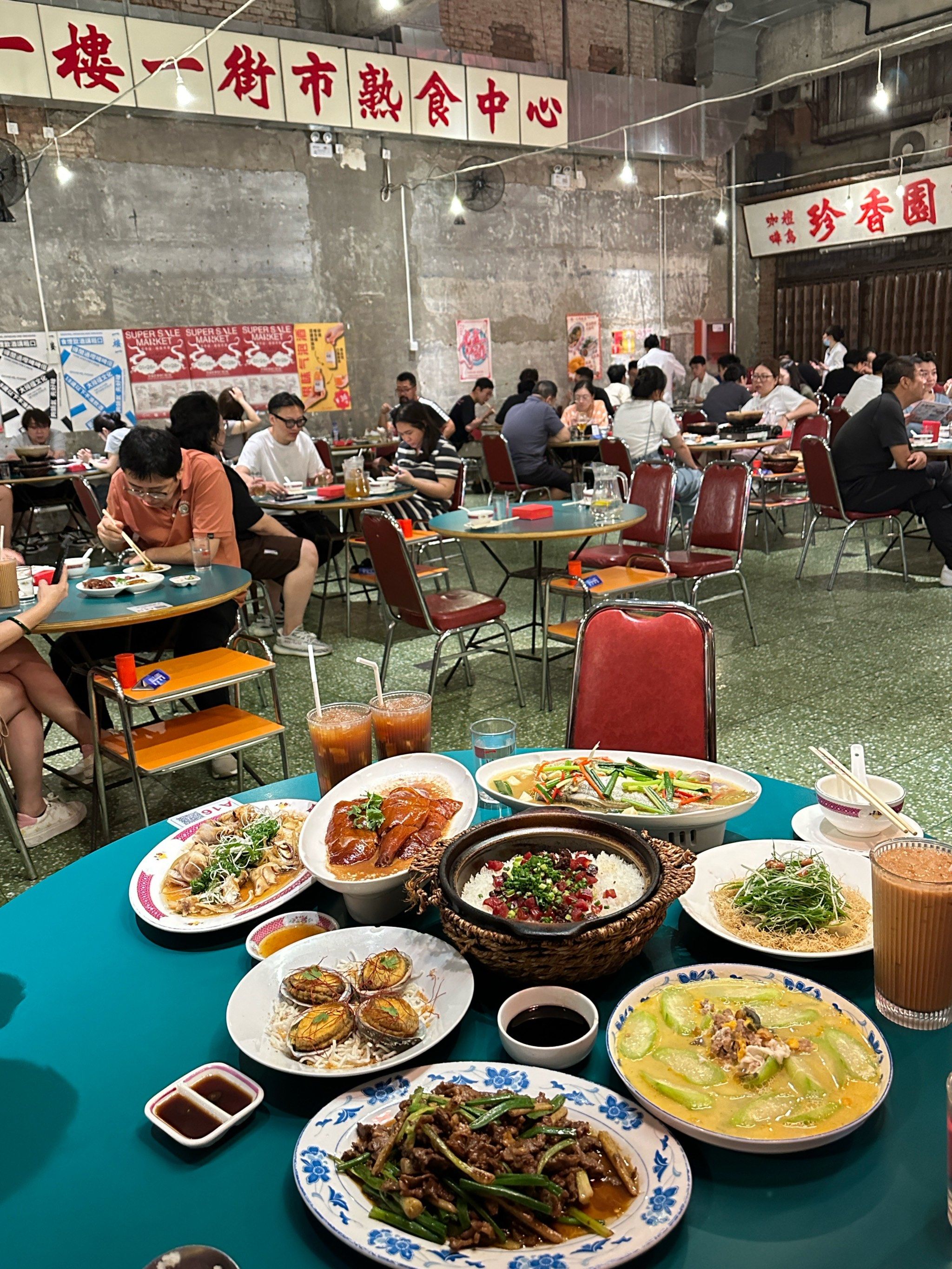 n【腊味煲仔饭】真的是我吃过zui好吃的煲仔饭,太香了最后全都吃光