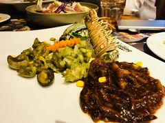 古巴龙虾配蜜汁鱿鱼沙拉-阿顾西餐·牛排披萨(北戴河店)