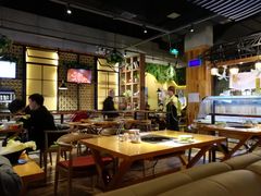 大堂-洪氏嗨捞·广东猪肚鸡·椰子鸡火锅(西咸万象城店)