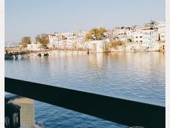 -Lake Shore Hotel & Restaurant