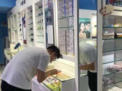 -提一眼镜·蔡司·依视路(小寨店)