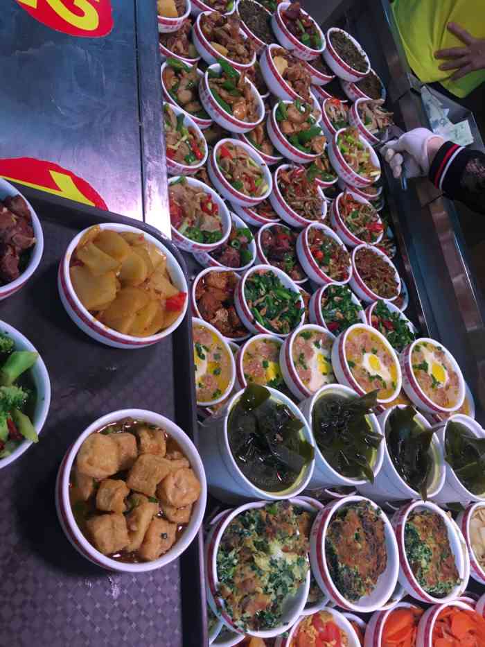 湘岳城市蒸菜馆-"在万达金街里边,价格还行,环境一般般呢有.