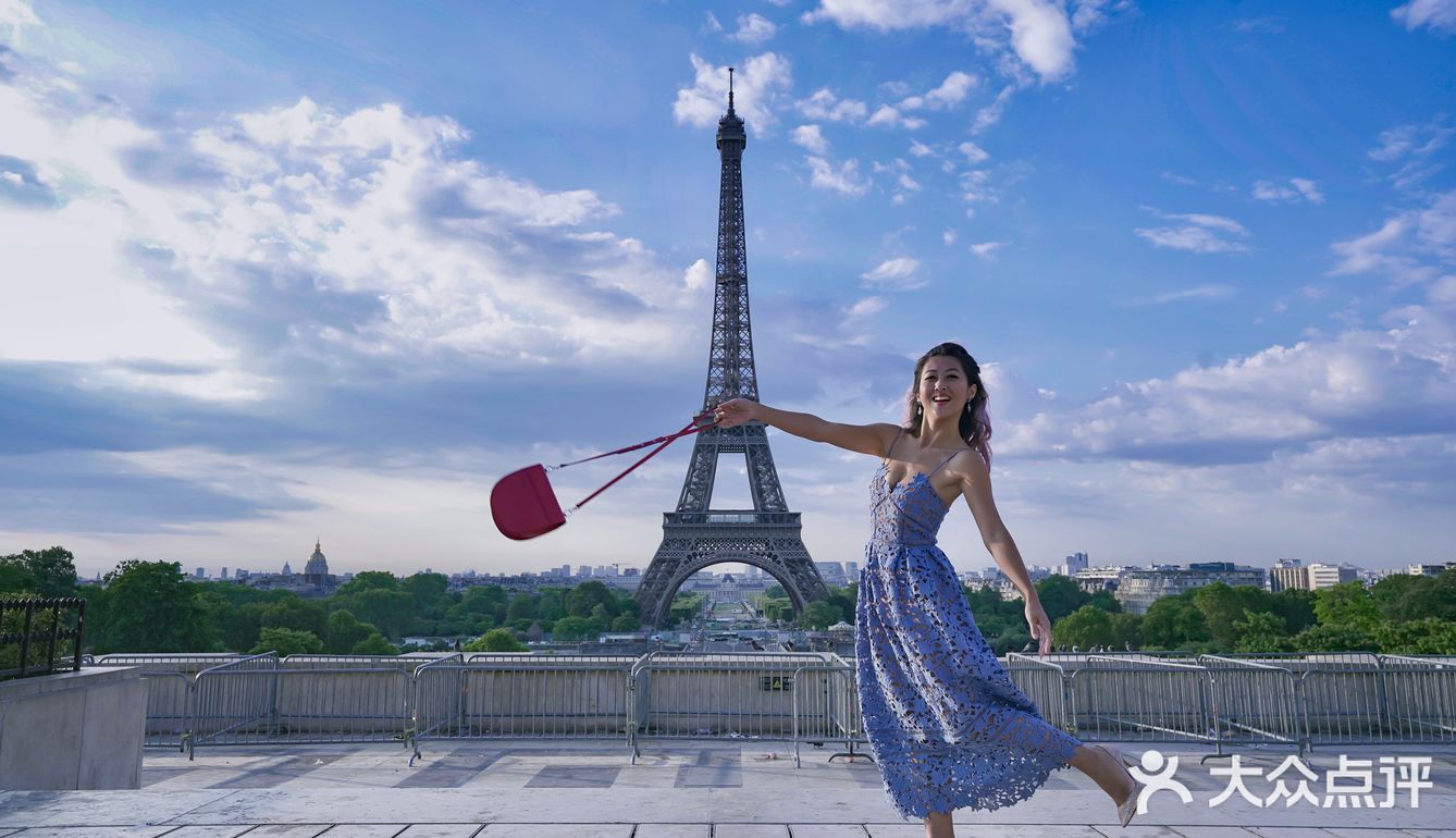 第一次有去巴黎的念想是看了一本很多插画的巴黎随笔