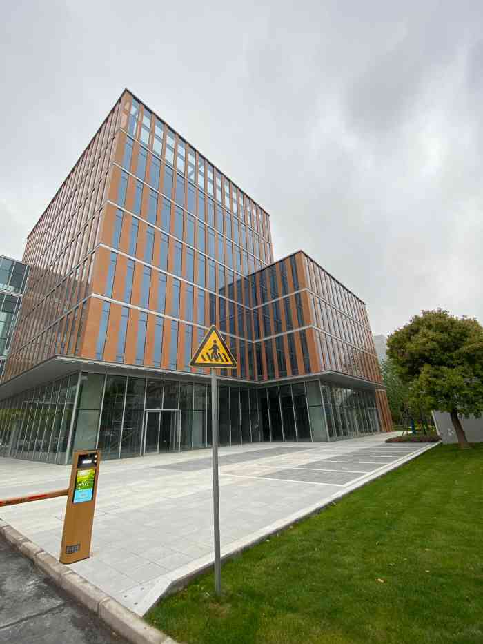 静安新业坊-"在美术馆偶遇一个交流会,叫蒋立波诗歌交流.