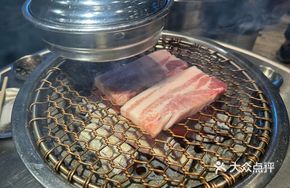 Thick-cut Black Pig Belly with Wild Leek Leaves