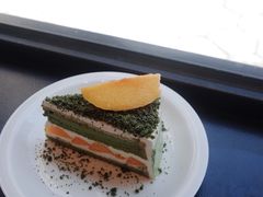 黄桃抹茶奶酥奶油蛋糕-black rainbow coffee