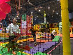 -蹦蹦跳跳(新奥购物中心店)