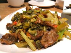 自制酸菜炒牛肉-宏记广东客家菜(丰汇店)