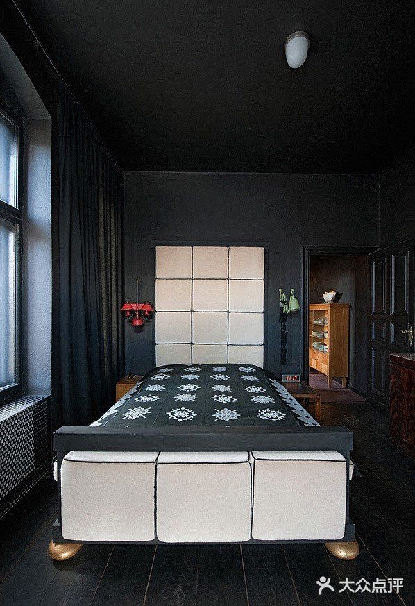这所公寓自信沉着，性感神秘是这个家的特点，在整个暗色