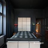 这所公寓自信沉着，性感神秘是这个家的特点，在整个暗色