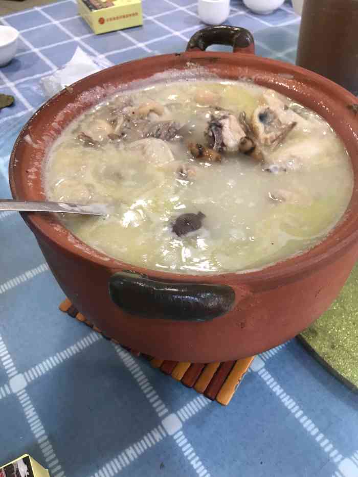 正宗高流河饭店"专程来到阳春高流河吃这一顿风姜鸡,生意特.