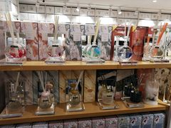-名创优品(北京新中关购物中心地铁层店)