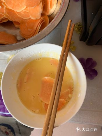 ️烤红薯片呐。准备：红薯鸡蛋2个玉米淀粉