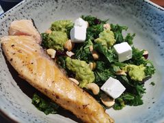 煎三文鱼牛油果色拉-Wagas沃歌斯(合生汇店)