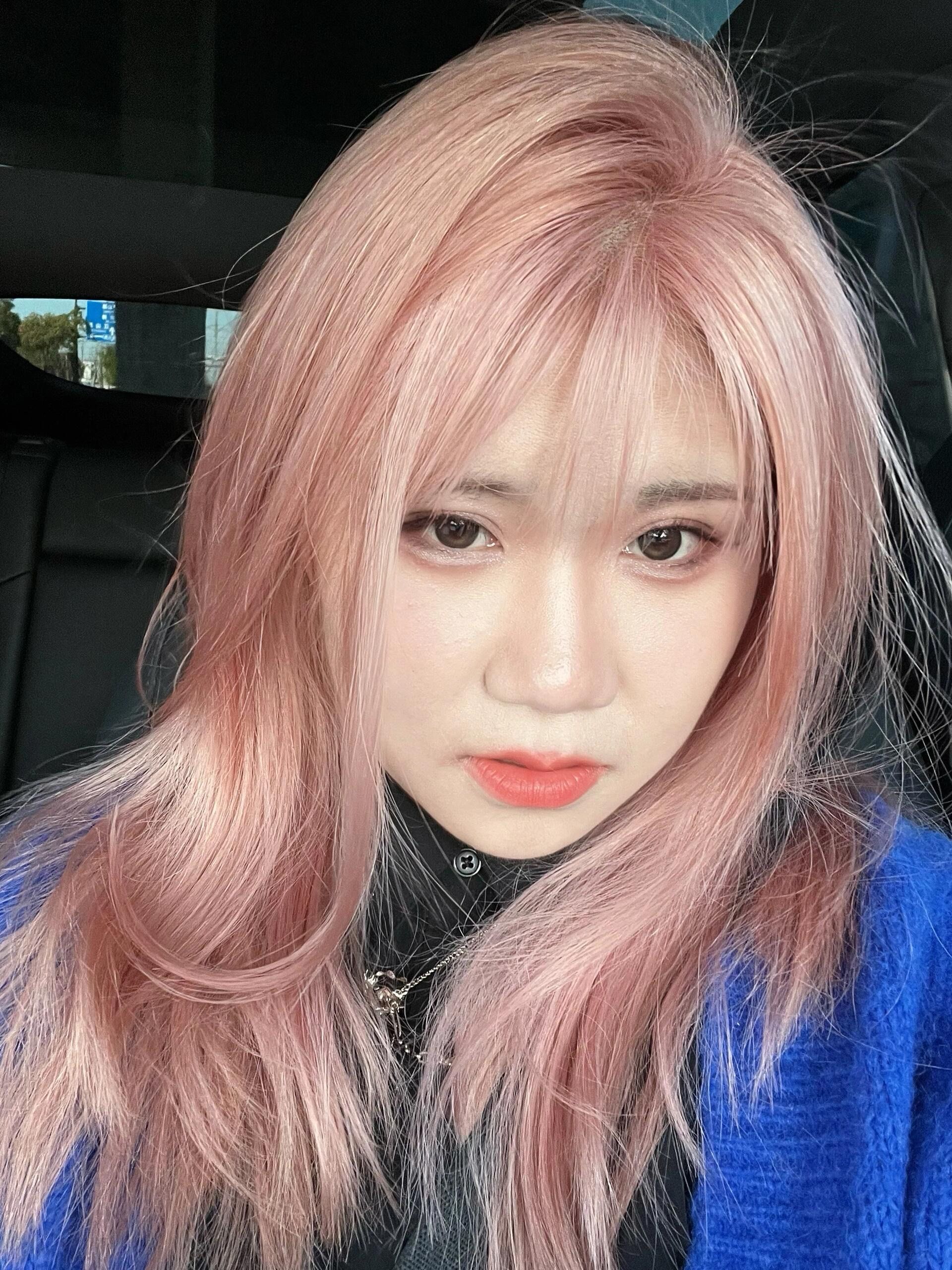今天去染了个粉色头发