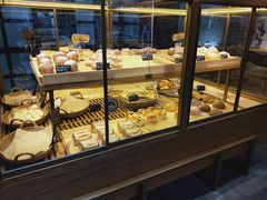 面包甜点陈列柜-啊噗吐呦现场烘焙(麦凯乐店)