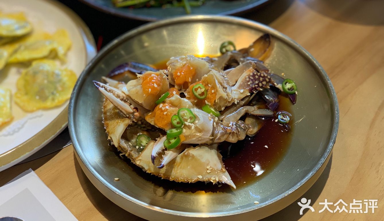 一口咬下去很柔软但是不油腻,配上小菜和生菜,很清爽