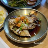 一口咬下去很柔软但是不油腻,配上小菜和生菜,很清爽