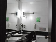 普通单间卫生间-江苏保险大厦宾馆(南京新街口德基广场店)