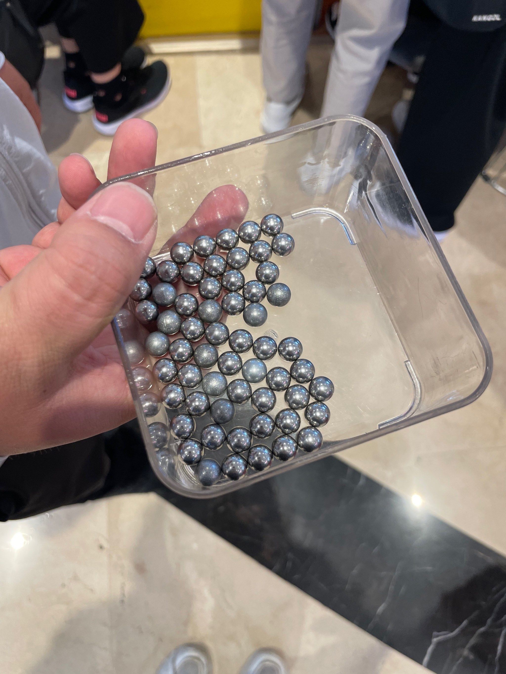 这家弹珠机是铁珠子