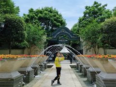 背后是水上乐园入口-国色天乡三期陆地乐园
