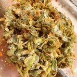 洗干净后水控到不能再往下滴，加入面粉，五香粉