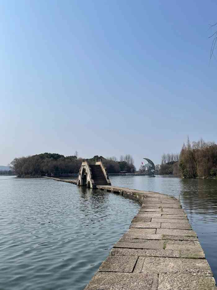 省绍兴市南,是我国长江以南著名的水利工程,古鉴湖淹废后的残留部分