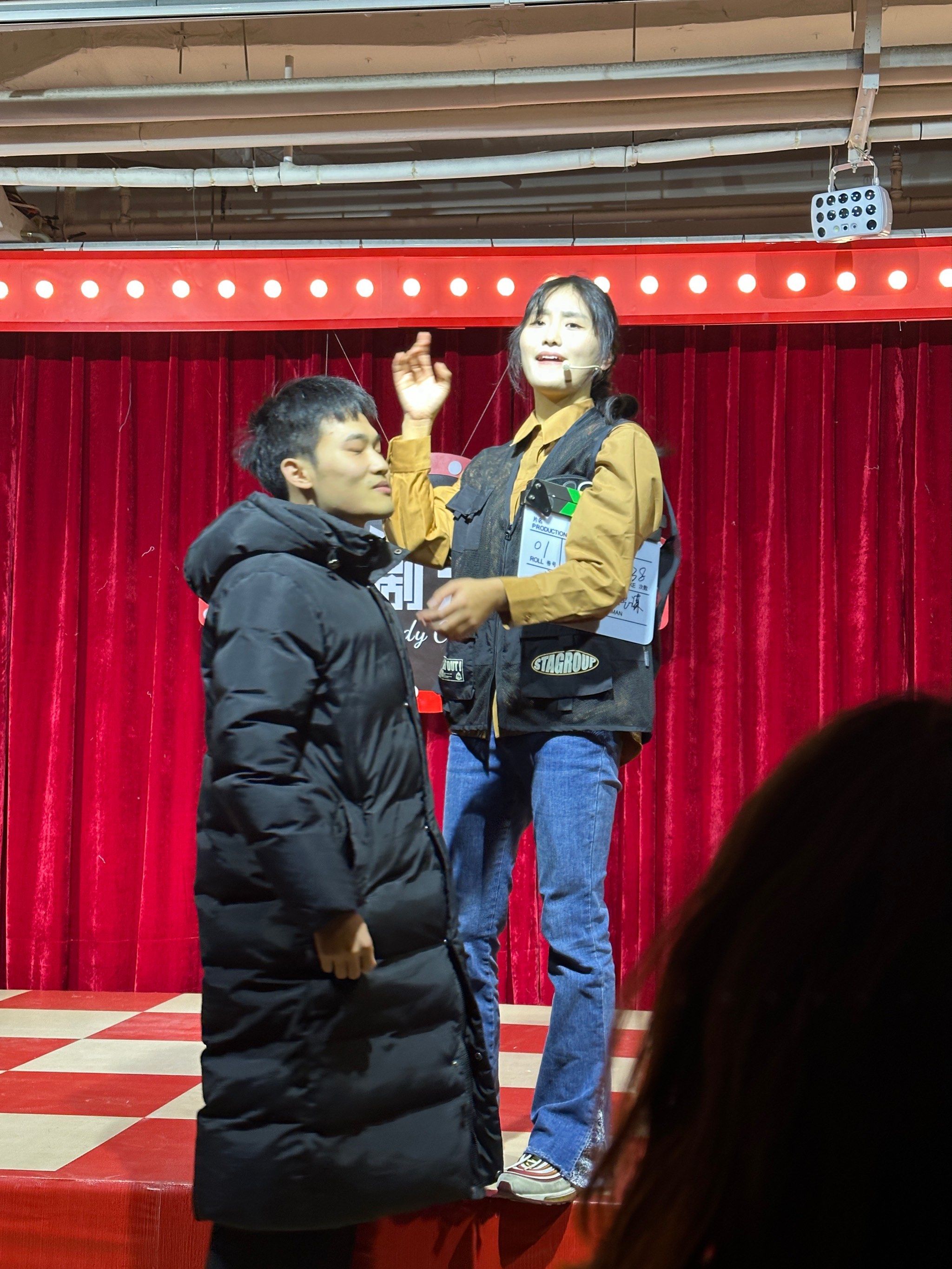 前天去看了原气喜剧的舞台表演剧《疯狂综艺秀》,第一次这么近距离