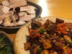 香辣干锅饵块鸡-民食香·腊排骨野生菌美食(木府店)