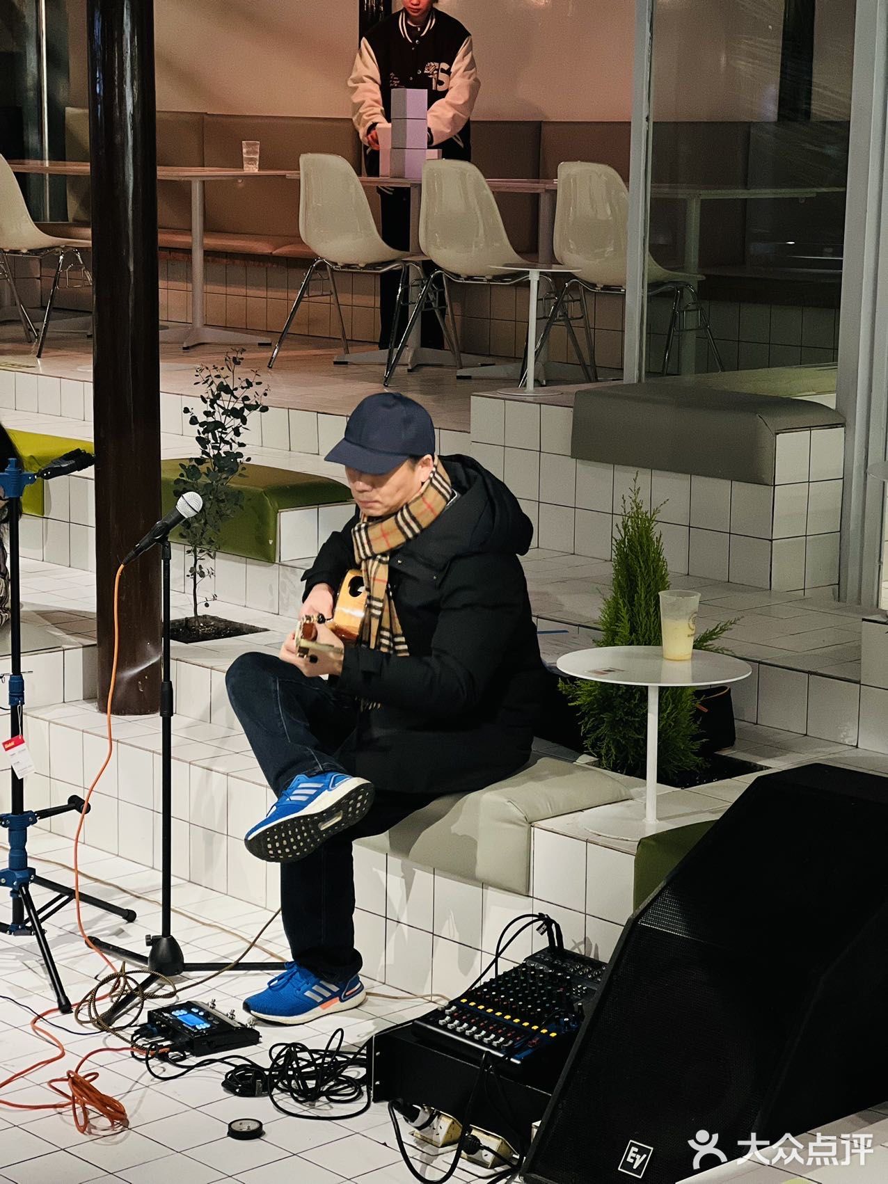 超火的live show民谣现场，居然还能吃川菜