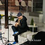 超火的live show民谣现场，居然还能吃川菜