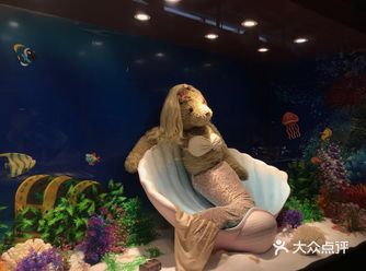 感觉玻璃脏脏雾蒙蒙的，应该不太可能前面有人摸脏了玻璃