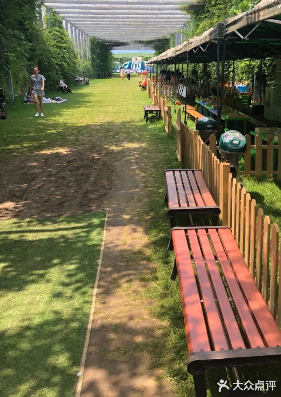 一家室外可以玩乐可以看风景的乐园