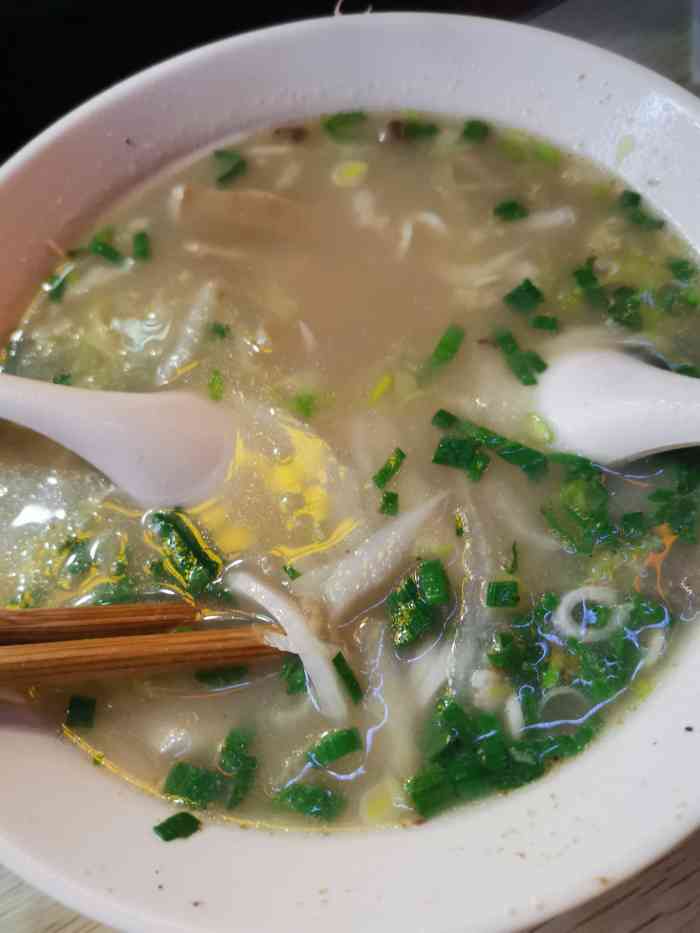 义门皖北羊肉汤(百乐门店)-"店的位置在百乐门广场,店面不大,生意还挺