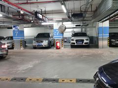 -绿地缤纷城-停车场