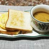 吐司面包+煎蛋(里面有切碎的德国小香肠)+味增汤
