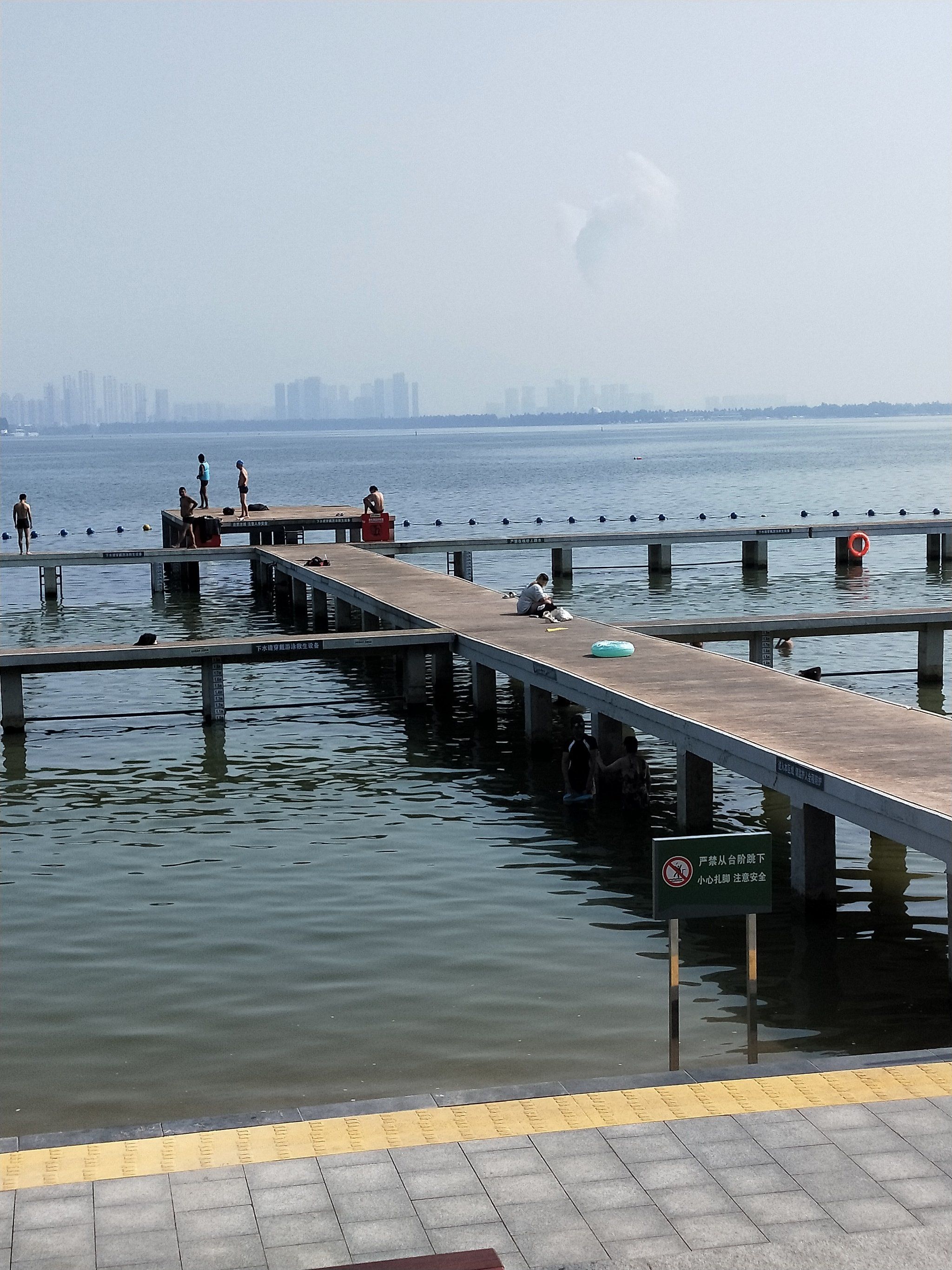 出伏了,在野泳圣地人们玩水正欢呢