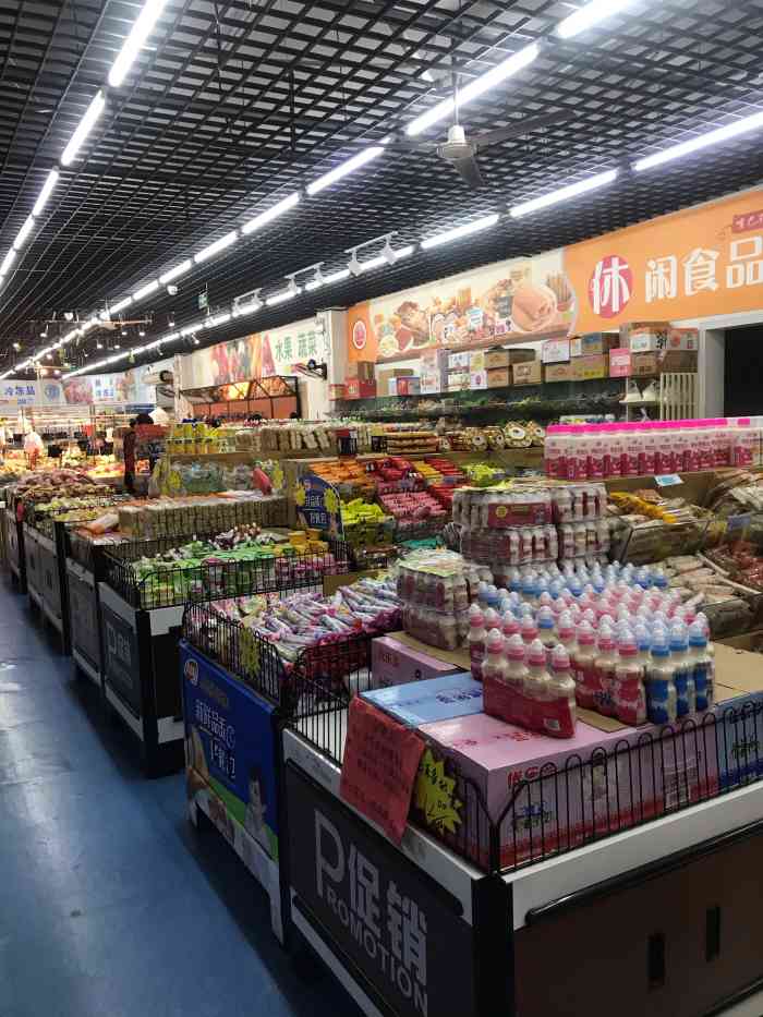 超市一共两层,一楼主要卖烟酒饮料之类的,二楼有日用百货,蔬菜,水果