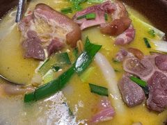 -帅巴人舅母子腊蹄民俗村