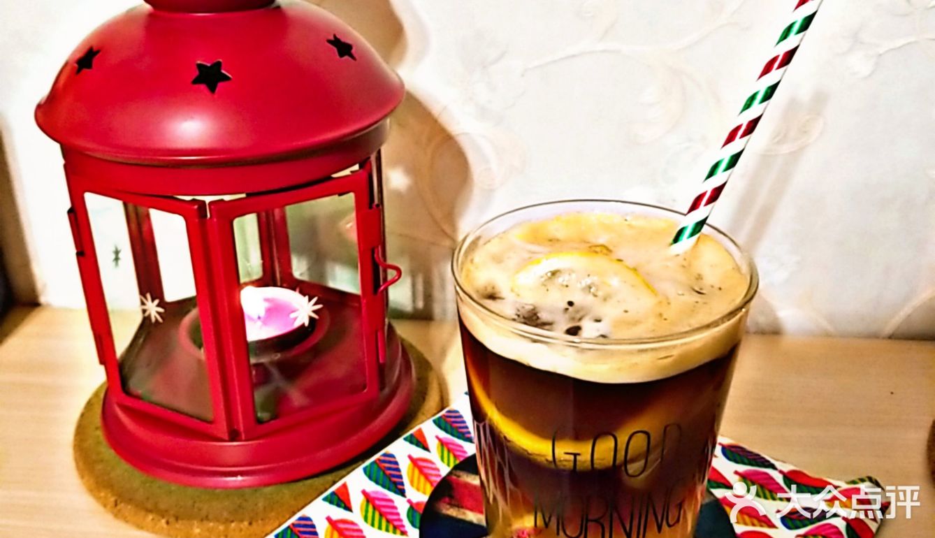 蜜橘一个用勺子倒碎柠檬两片冰块4块雪碧一罐