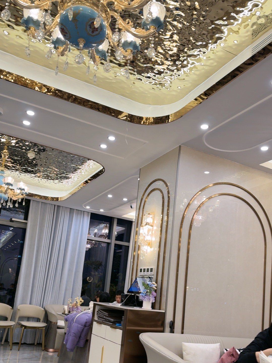 餐厅整体装修风格偏富丽堂皇,墙上挂满了阿