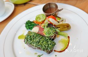 Filet Mignon with Fragrant Herb Crumbs